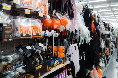 Hamilton, ON, Kanada-10.23.2025: Cadılar Bayramı eşyaları ve kostümleri yerel bir perakende mağazasında satılıktır.