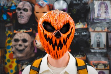 Kutlamaların tadını çıkarmak için Fener Jack maskesi takan biri. Hamilton, ON