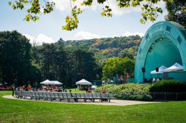 Hamilton, ON, Kanada-10.23.2025: Sonbahar sezonunda güneşli bir günde bandshell 'de park toplantısı. Gage Park 'ta.
