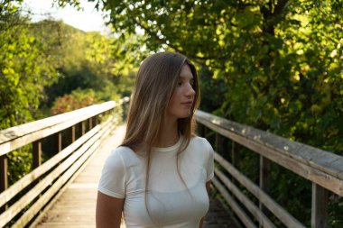 Genç bir kadın huzurunu, yemyeşil ağaçlarla çevrili ahşap bir köprüde bulur. Hamilton, ON