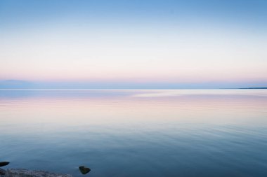 Sakin bir deniz manzarası yumuşak, mavi, pembe ve beyaz harmanlanmış renklere sahiptir. Burlington, ON