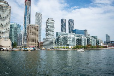 Sakin sulardan elde edilen çarpıcı şehir manzarasının panoramik görüntüsü. Toronto, ON