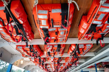 Önce can yelekleri hazır olacak, böylece yolcuların güvenliği sağlanacak. Toronto, ON