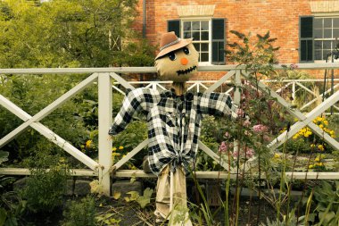Festivalci korkuluk sonbahar sezonu için ekose gömlek ve şapka giyer. Toronto, ON