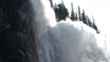 Robson İl Parkı 'ndaki İmparator Şelalesi' ne akan suyun yavaş çekim videosu. Parkların en ikonik şelalelerinden birinden dinamik püskürtme, hareket ve enerji..