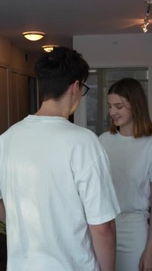 Erkek, sevgililer gününde, doğum gününde, yıldönümünde, balayında, balayında arkasında sakladığı bir demet çiçekle genç kadını şaşırtır.