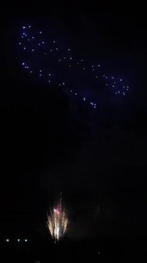 Parlak yeni yıl havai fişekleri. Güzel yeni yıl arifesi. Parlayan döngü. Noel 'de tatil günü. Güzel, parlak, renkli bir gösteri. Yılbaşı arifesi. Ulusal festival - 4K Dikey Video