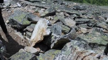 Kamera kayalık ön plandan yukarıya, Firavun Tepesi 'nden göllerin ve sıradağların geniş görüntülerine doğru hareket ediyor..