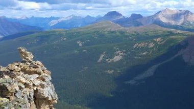 Firavun Tepesi 'nden gelen gerçek zamanlı panoramik tarama ormanları, dağlık gölleri ve çevresindeki sıradağları ortaya çıkardı..