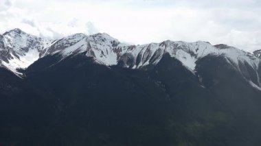 Geniş panoramik manzara Banff Ulusal Parkı 'ndaki dramatik dağ tepelerini ve dağlık araziyi gösteriyor..