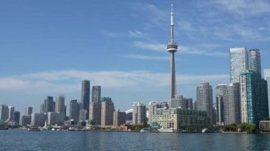 Hareketli bir şehrin panoramik manzarası gökyüzü yüksek binalar ve açık bir günde sakin bir rıhtım.