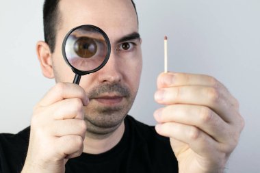 Yaygın yangın tehlikeleri, kibrit tutan adamlar, güvenlik nedenleri ve riskler hayat kurtarıyor.,