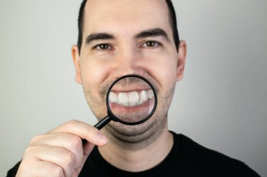 Ana konu bulanık, mükemmel bir gülümseme, sağlıklı dişler için en iyi uygulamalar, genç beyaz, mutlu bir erkek, dişçinizi ziyaret edin.