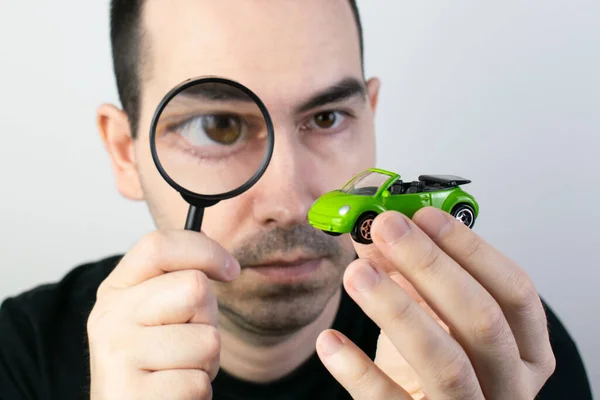 Ana konu odak dışı, el ele tutuşan adam, petrol maliyeti finansmanı. Benzin parası ve rastgele ödemeler kapatılıyor, sigorta koruması sağlanıyor