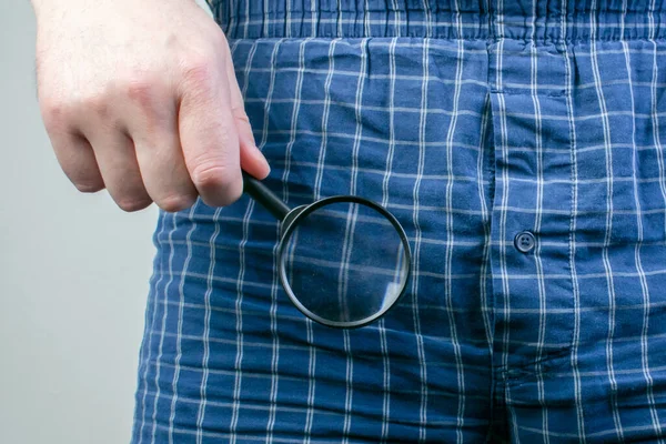 Ana konu odak dışı, küçük adam mikropenis semptomları, nedenler, tedaviler, problem büyütme hapları, ilişkiler, erkek eli büyüteç