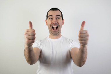 Mutlu, heyecanlı genç adam, yakın plan beyaz arka plan gülüşü, çılgın bakış.