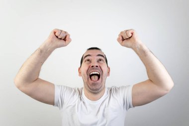 Mutlu, heyecanlı genç erkek adam, yakın plan beyaz arka plan, gülün, deli gibi bakın.