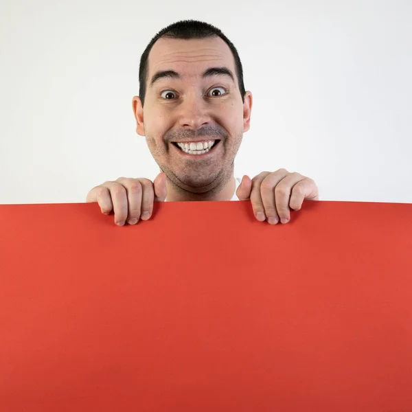 Χαρούμενος Χαμογελαστός Νεαρός Άνδρας Σταθεί Closeup Λευκό Φόντο Γέλιο Τρελό — Φωτογραφία Αρχείου