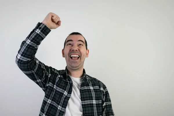 Χαρούμενος Ενθουσιασμένος Νεαρός Άνδρας Σταθεί Closeup Λευκό Φόντο Γέλιο Χέρια — Φωτογραφία Αρχείου