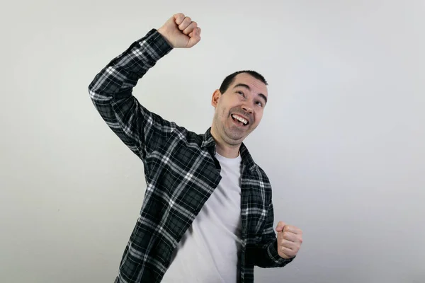 Χαρούμενος Ενθουσιασμένος Νεαρός Άνδρας Σταθεί Closeup Λευκό Φόντο Γέλιο Χέρια — Φωτογραφία Αρχείου