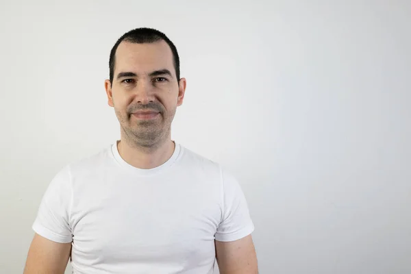 Mutlu gülümseyen genç erkek adam yakın plan beyaz arka plan.