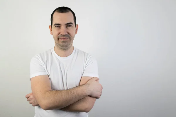 Mutlu gülümseyen genç erkek adam yakın plan beyaz arka plan.