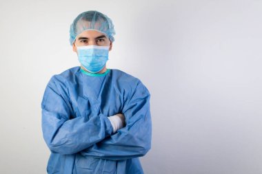 Ana konu odağının dışında, genç erkek cerrah beyaz arka plan üniformalı doktor sağlık hizmetleri uzmanı olarak insanlara yardım ediyor.