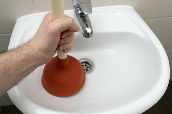 Ana konu odak dışı, Ortak Ev Hücre Kanalizasyonu Sorunları, Semptomlar, Semptomlar, Tesisat tıkanıklığı, lavabo açıcı, lavabo açıcı, pompacı erkek eli.