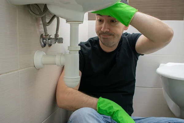 Ana konu odak dışı, Ortak Ev Hortumu Sorunlarını Çözmek, Semptomlar tıkanma Erkek adam mutsuz, yorgun, yorgun, lavabo borusu tamir, yavaş yavaş boşalma.