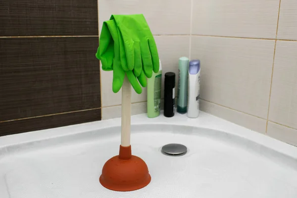 Ana konu odak dışı, Ortak Ev Hücre Kanalizasyonu Sorunları, Semptomlar, Semptomlar, Tesisat tıkanıklığı, Tuvalet açıcı, lavabo açıcı, erkek eli.