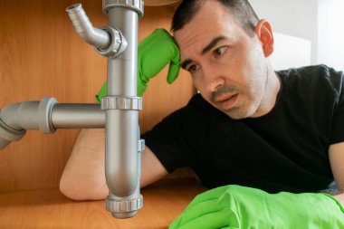 Ana konu odak dışı, Ortak Ev Hücre Kanalizasyonu Sorunları, Semptomlar, Semptomlar, Tesisat tıkanıklığı, Mutfak lavabosu boru açıcı erkek eli.