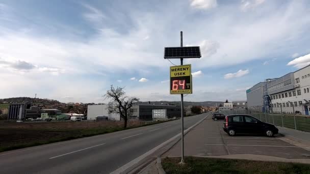 Sol Radar Hastighet Display Tecken Sommar Utanför Blå Himmel Bil — Stockvideo