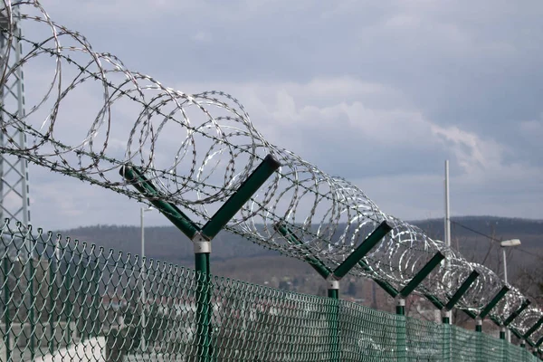 Szögesdrót Kerítés Kívül Közelkép Kék Bűncselekmény Börtön Szabadság Megáll Birtokháborítás — Stock Fotó
