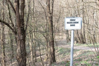 Uyarı işareti: Yangın yok Avrupa Çeçen Cumhuriyeti Orman Tehlike Parkı Yasak Bölge Kamp Ateşi Tehlikesi