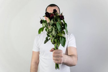 Marridge problemleri, ölü çiçekleri tutan adam boşanma depresyonu yükseldi..