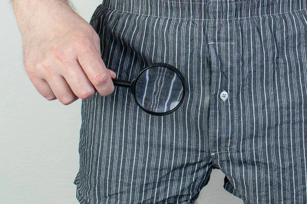 Ana konu odak dışı, küçük adam mikropenis semptomları, nedenler, tedaviler, problem büyütme hapları, ilişkiler, erkek eli büyüteç