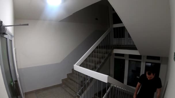 Hombre Joven Caminando Escaleras Entrenamiento Noche Duro Difícil Escalera Entrenamiento — Vídeos de Stock
