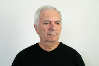 Bunama hafıza kaybı. Yaşlı bir erkek. Siyah gömlek, beyaz arka plan bunalımı.