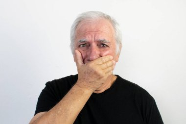 Yaşlı adam, erkek, üst düzey siyah gömlek, beyaz arka plan mutsuz, üzgün, korkmuş yüz ifadeleri, emeklilik şoku stresinden korkuyor.