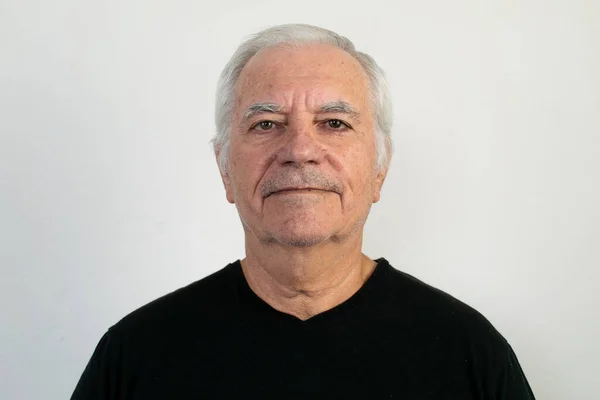 Yaşlı adam, yaşlı erkek, siyah gömlek, duvar, sağlıklı beyaz arka plan gülümsemesi, güler yüz, arkadaş canlısı, olgun, emekli görünümlü.