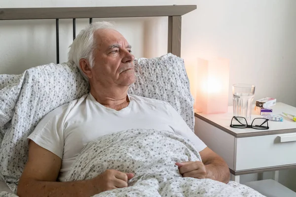 Anciano Hombre Mayor Hombre Cama Casa Apartamento Cansado Enfermo Solo — Foto de Stock