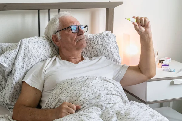 Anciano Hombre Mayor Hombre Cama Casa Apartamento Cansado Enfermo Solo — Foto de Stock