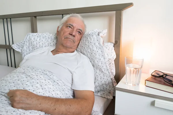 Anciano Hombre Mayor Hombre Cama Casa Apartamento Cansado Enfermo Solo — Foto de Stock