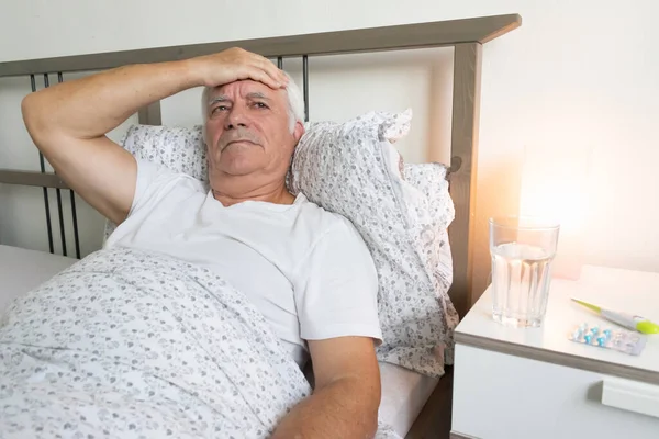 Anciano Hombre Mayor Hombre Cama Casa Apartamento Cansado Enfermo Solo — Foto de Stock