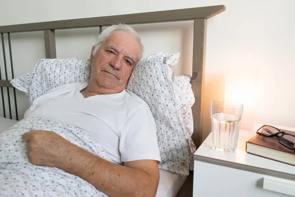 Anciano Hombre Mayor Hombre Cama Casa Apartamento Cansado Enfermo Solo — Foto de Stock