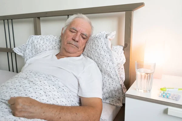 Anciano Hombre Mayor Hombre Cama Casa Apartamento Cansado Enfermo Solo — Foto de Stock