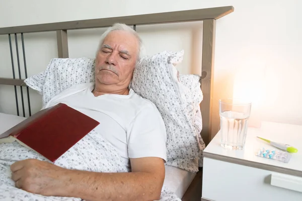 Anciano Hombre Mayor Hombre Cama Casa Apartamento Cansado Enfermo Solo — Foto de Stock