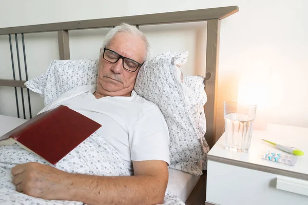 Anciano Hombre Mayor Hombre Cama Casa Apartamento Cansado Enfermo Solo — Foto de Stock