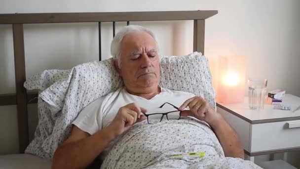 Ηλικιωμένος Ηλικιωμένος Άνδρας Στο Κρεβάτι Στο Σπίτι Κουρασμένος Άρρωστος Άρρωστος — Αρχείο Βίντεο