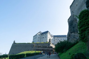Konigstein Kalesi Yaz Şatosu Mavi Gökyüzü Turizm Merkezi Avrupa 'da Saxon Bastille Tatil Gezisi